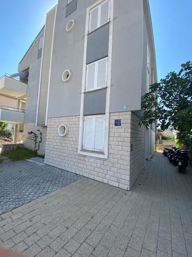 Apartment Dilba Novalja Buitenkant foto